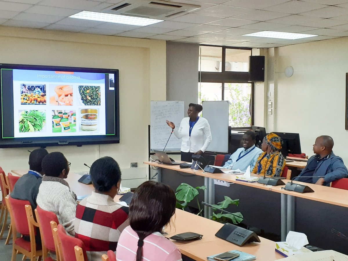 Valootweeter's tweet image. Its Friday and @BecAHub #ABCFSeminarSeries are on. Today Dr. Naomi Mumo of @DiscoverJKUAT is sharing her work on papaya ringspot virus. How many papaya #breedingprograms do you know of? We will share more on her research findings soon.