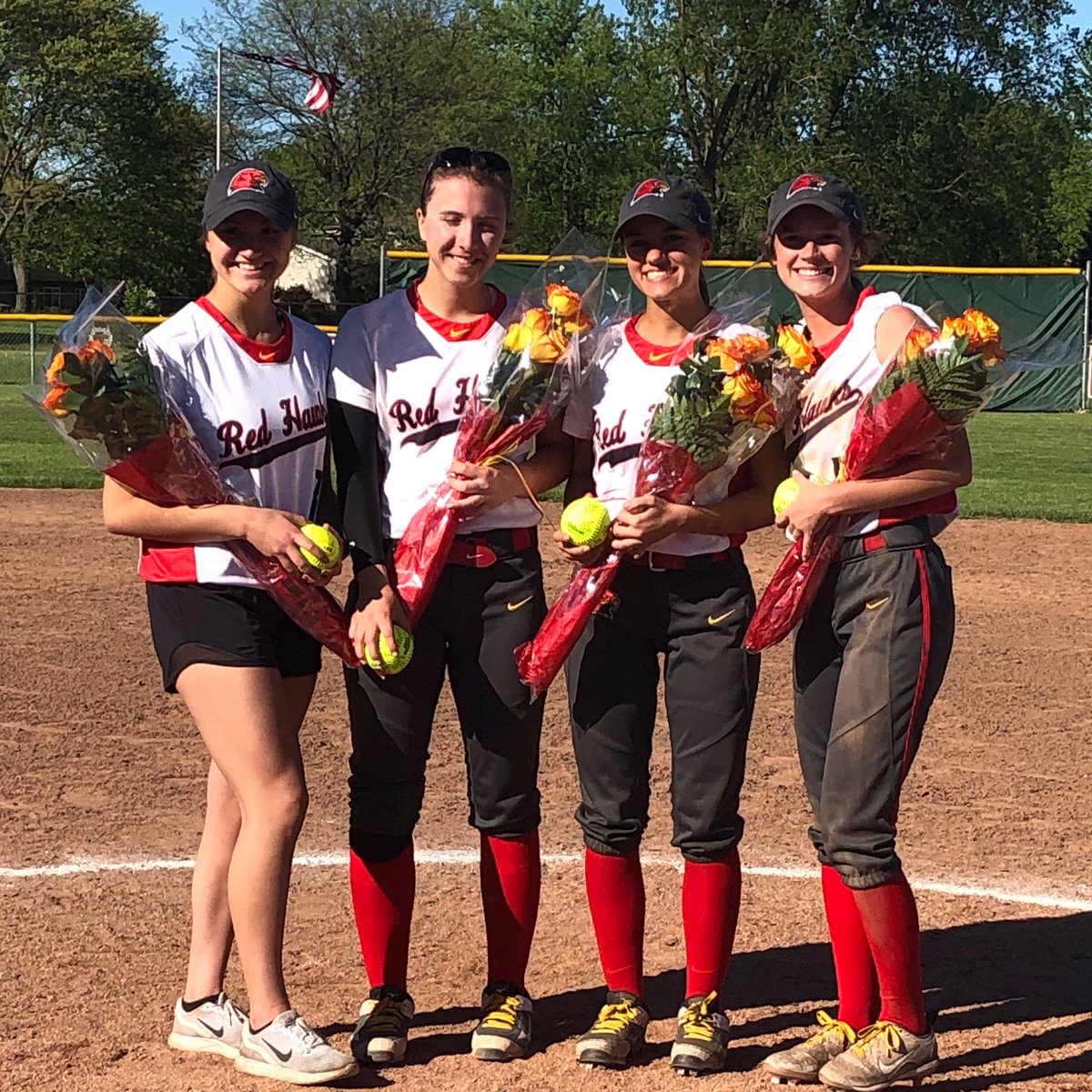 kerry_brennan4's tweet photo. This sure is one special team ♥️ I am proud of each and every one of our @softball_athens girls, especially our 4 fantastic seniors 👏🏼 GO HAWKS! #spf97 ☀️ https://t.co/sYmMP2ns9E