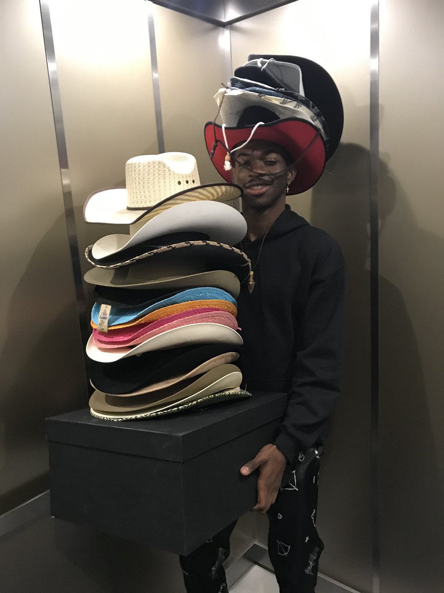 LilNasX's tweet photo. i’m finishing moving u guys https://t.co/gcnhWfDyIn