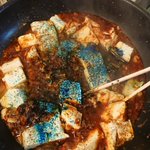 麻婆豆腐の赤さにムカついて青一号入れた!!宝石みたいでキレイなのができた!