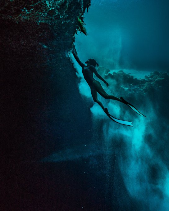 Here 40ft down, I hang off an underwater cliff with a&nbsp;river of sand spilling down behind me, slowly drifting<a href="/tag/bahamas"class="tags"><span>#bahamas</span></a><a href="/tag/underwater"class="tags"><span>#underwater</span></a><a href="/tag/dive"class="tags"><span>#dive</span></a><a href="/tag/freedive"class="tags"><span>#freedive</span></a><a href="/tag/freediving"class="tags"><span>#freediving</span></a>