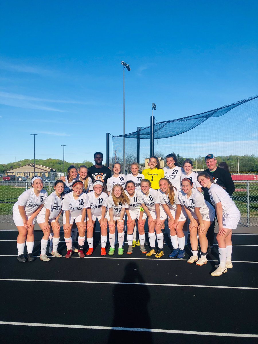 GHS_AP_PSYCHED's tweet photo. @ghs_hpd_girls @GraftonHIHawks JV soccer finishes off a very nice season with a 3-1 win over Slinger. #thefuture #coachmike #coachtyler #notdingdongs https://t.co/W6WXsMgFhF