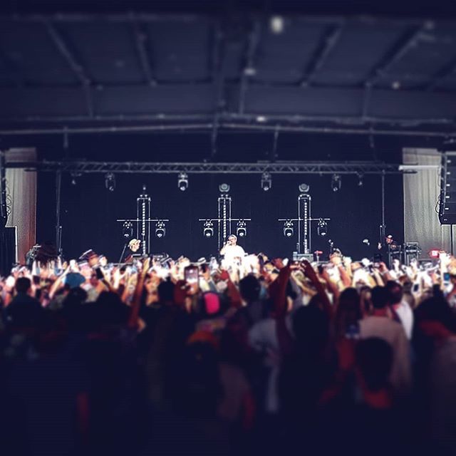 Who needs me if you have a couple thousand phone lights?

#lightingdesign #lighting #stage #concert #macdemarco #bright #flashlight