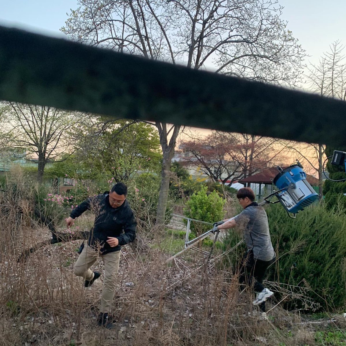 baesuzybar's tweet photo. [Instagram] 190524 skuukzky ins post -2

＊ https://t.co/RTEGCQDolS

#Suzy #BaeSuzy #수지 #배수지 #Vagabond #배가본드 #고해리 https://t.co/sPojOJS00j