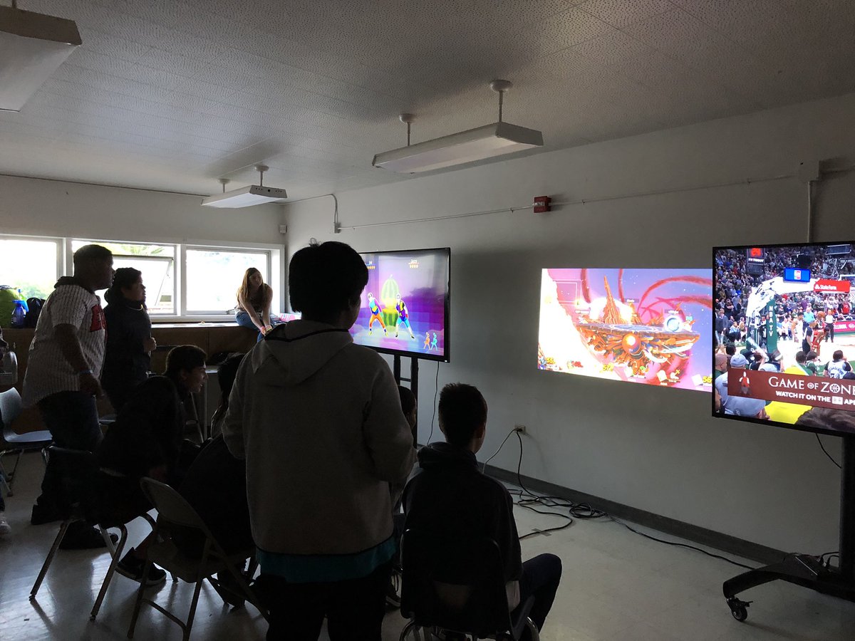 TssDustin's tweet photo. @Dover_Academy #DAIS8thGradeLockIn #SmashBros #switch https://t.co/u0jrW1yTu2