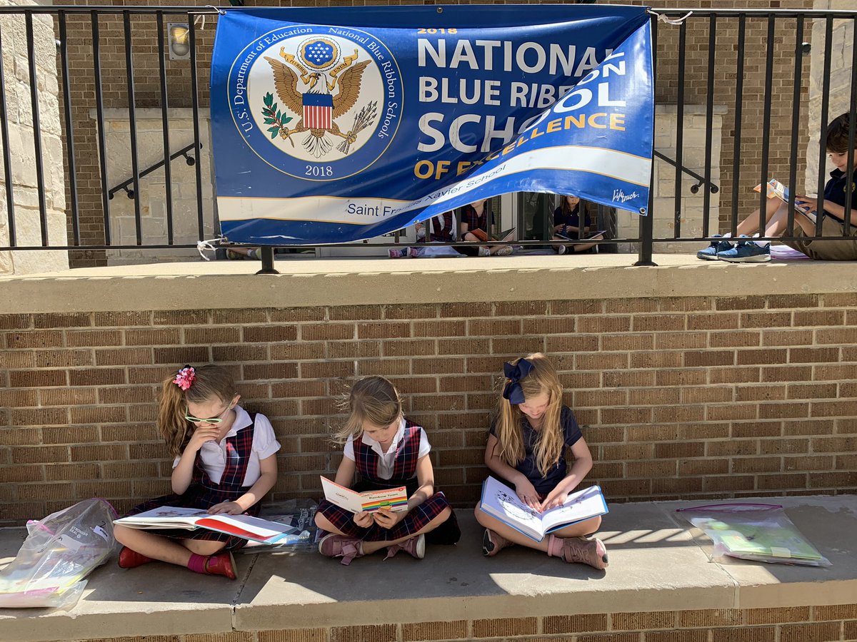 SFXZeman's tweet photo. Sharing the shade on this exquisite day @SFXWilmette #bookinit. #silentreading https://t.co/HW02mDhsEQ
