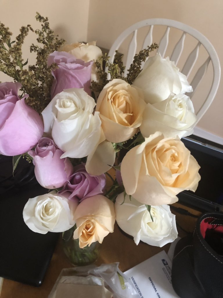 jackiebsalsa's tweet photo. @Jared2103 @617anthony @TheBouqsCo These gorgeous flowers are almost two weeks old and I even moved from house to apt. Love them!!! https://t.co/dbdqwgmTnk
