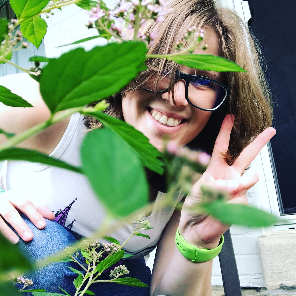 AceArtistTara's tweet photo. Peekaboo, I see you! 😋😘 Let’s play! 🎮 After a rainy day I’m glad the sun came out so WiFi wasn’t spotty for my stream tonight. Woo-hoo! 🥳 #aceartisttara #gamergirlace #systemsunited #nowmorethanever #setupinspiration https://t.co/yZo5cRXMqJ