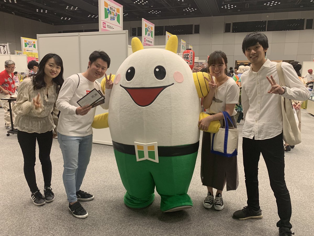 HAMPJ2016's tweet photo. きたしん うまいもん市
【実況中】
北おおさか信用金庫のゆるキャラ、きたしんくんと一緒に写真を撮ってもらいました📷

とってもキュートでした💖 https://t.co/hsECxXHlmv
