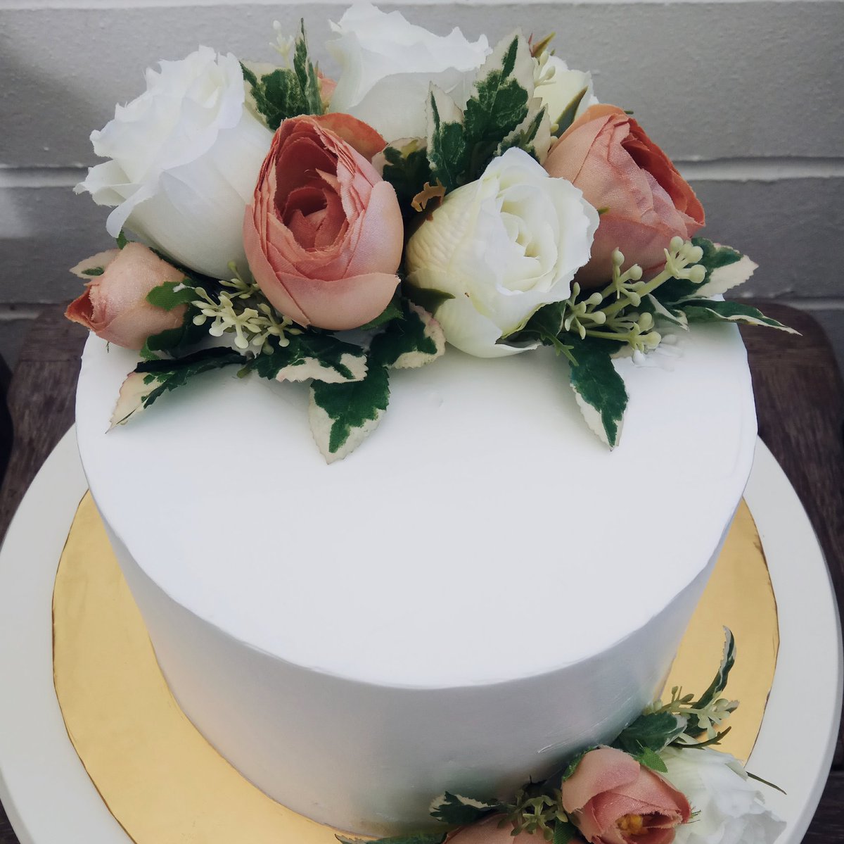 ummizza's tweet photo. Engagement cake🌹❤️ #vanillacake https://t.co/DjsxrCPJUx