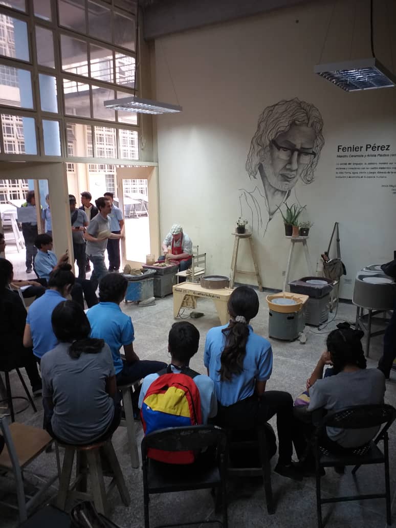 ECristobalrojas's tweet photo. Y así en presencia de los visitantes de la UNEARTE damos inicios a CLÍNICA DEL TORNO con el Maestro Ceramista invitado EDGAR ZABALA en la CÁTEDRA CERÁMICA "FENIER PEREZ" https://t.co/rBqWsvf02G