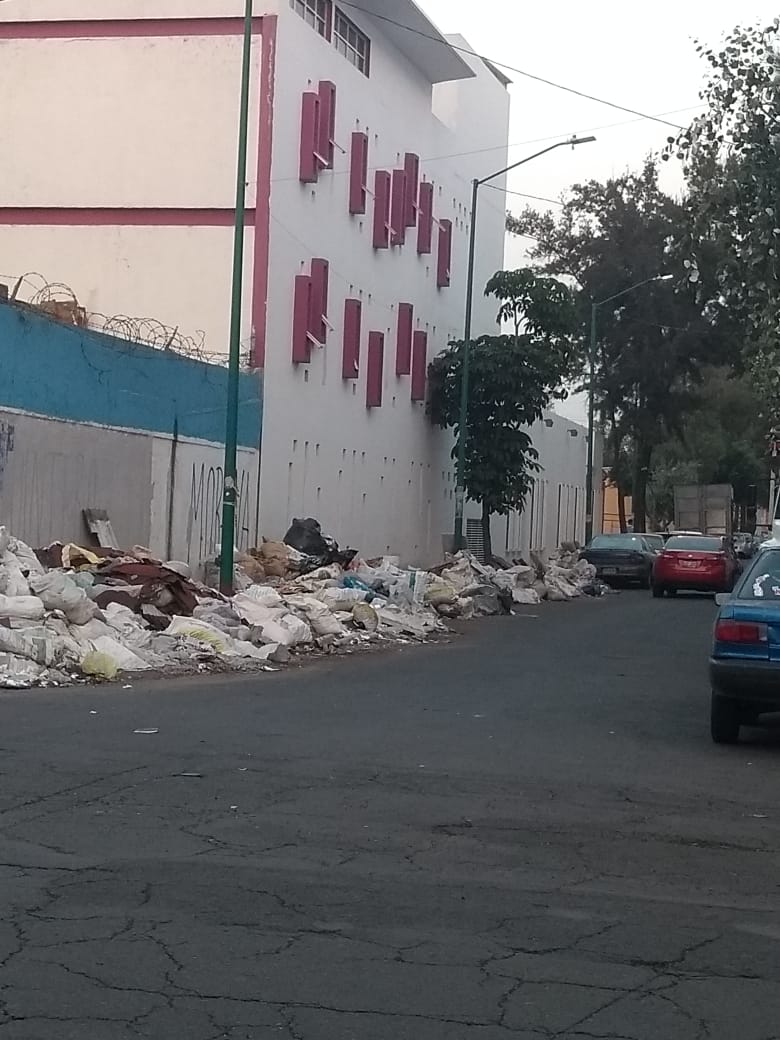 bereatila's tweet photo. Ya es tiradero!! y justo a un costado de estación de basura en Oriente 229 y Sur 20, ayuda @Claudiashein @QuinteroxIztac  @es_iztacalco  @iztacalconews https://t.co/dXmIaAWxYk