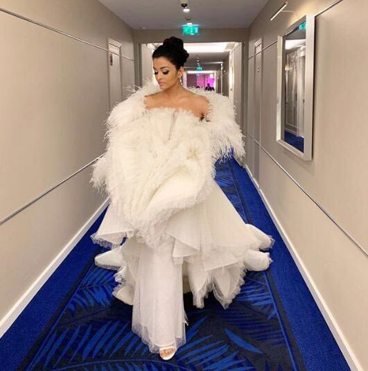 HelloMagazineME's tweet photo. Aishwarya Rai Bachchan is angelic before she makes a turn on the red carpet in an Ashi Studio creation, to attend the screening of "Le Belle Epoque" at the Cannes Film Festival #AshiStudio #CannesFilmFestival #HelloStyleFiles #AishwaryaRaiBachchan #HelloLoves #HelloMiddleEast https://t.co/CDbpYzhL2A