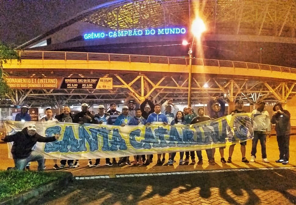 Torcida se faz nos estádios e na pista e não na internet !! Parabéns a TUTB SC e quem atravessou o Brasil para apoiar o @paysandu 
Nos fizemos nossa parte como torcida,. 
Gostaríamos de agradecer a todas as Organizadas do <a href="/Gremio/">Grêmio FBPA</a> que nos ajudaram  e tiramos onda no Beira Rio.