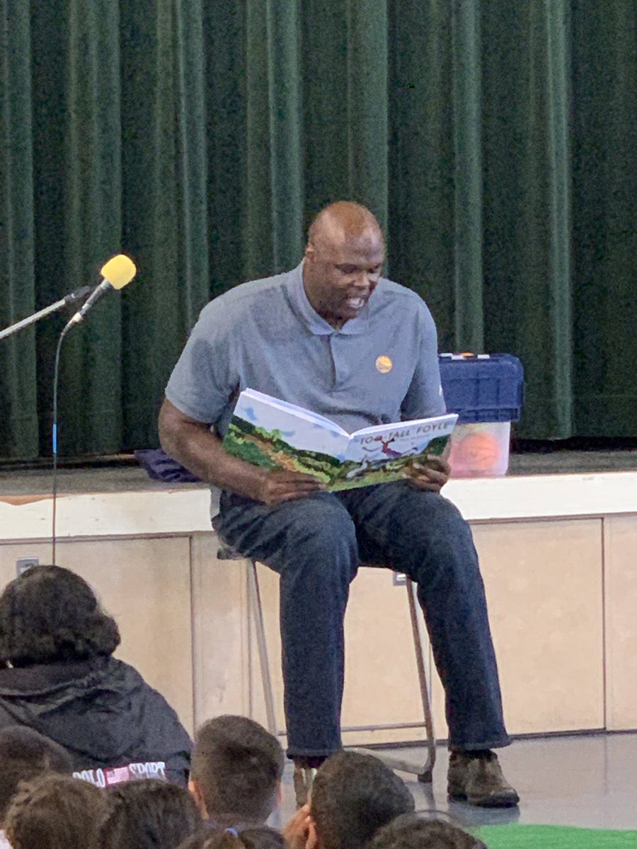 MusdRavo's tweet photo. #SpanglerSpartans were delighted to host former #GoldenStateWarriors player Adonal Foyle for our book of the month reading! #TooTallFoyle #MilpitasUSDStrong https://t.co/QDrMN05fqP