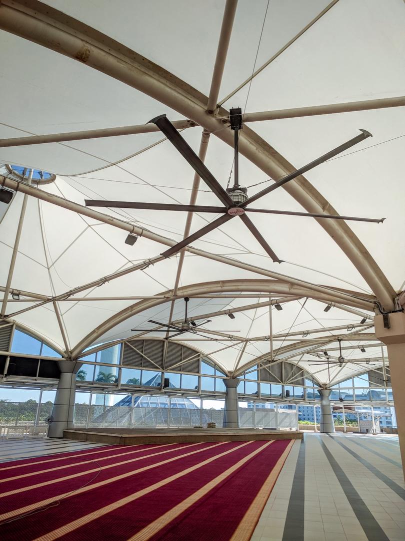 MY_Airports's tweet photo. Berita gembira buat semua! Kami telah menambah dua unit kipas gergasi menjadikan jumlah kipas ini kepada empat unit dan 'mist pipe' di sekeliling Musolla KLIA. Kami berharap penambahan ini dapat memberikan keselesaan dan mewujudkan suasana kondusif untuk para jemaah Musolla KLIA. https://t.co/fDLCNu2zbv