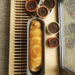 この猫は食パンになった夢でも見てるのかなw良い焼き加減ですw