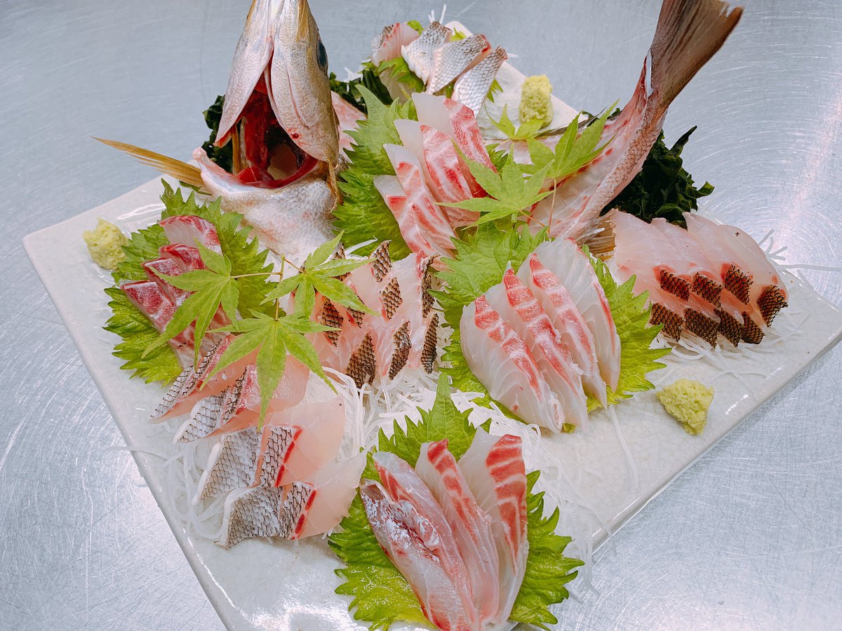 裕斗の料理研究所 Twitterren 料理写真更新しました 今回作ったのは イサキのお刺身 今が旬のイサキのみを使った盛り合わせに仕上がりました 料理写真一覧は プロフィールからホームページへ 和食 日本料理 料理人 18歳 修行中 創作 創作料理 楓 緑