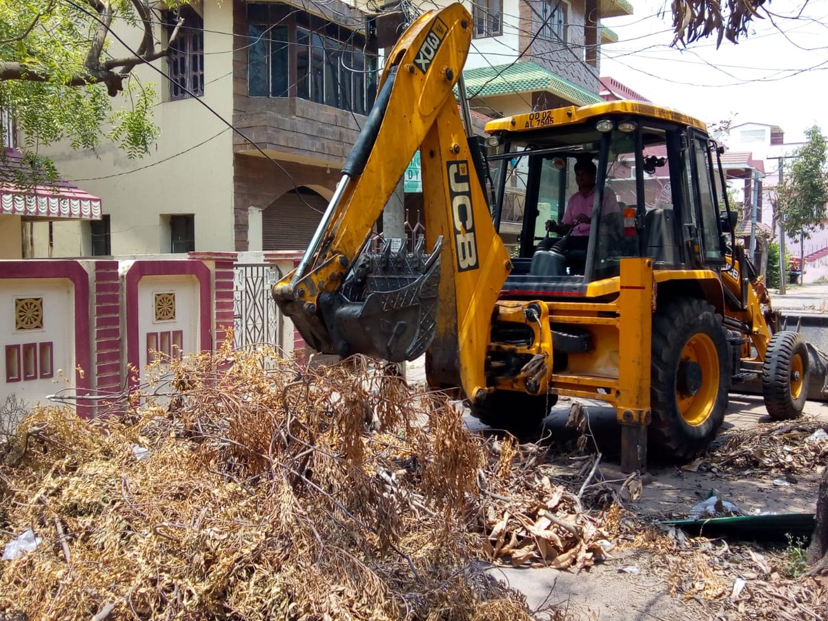 bmcbbsr's tweet photo. Massive cleanliness drive including the lifting of uprooted branches, green garbage is under progress across the city.
#RebuildBhubaneswar https://t.co/j0pE3xnKr0