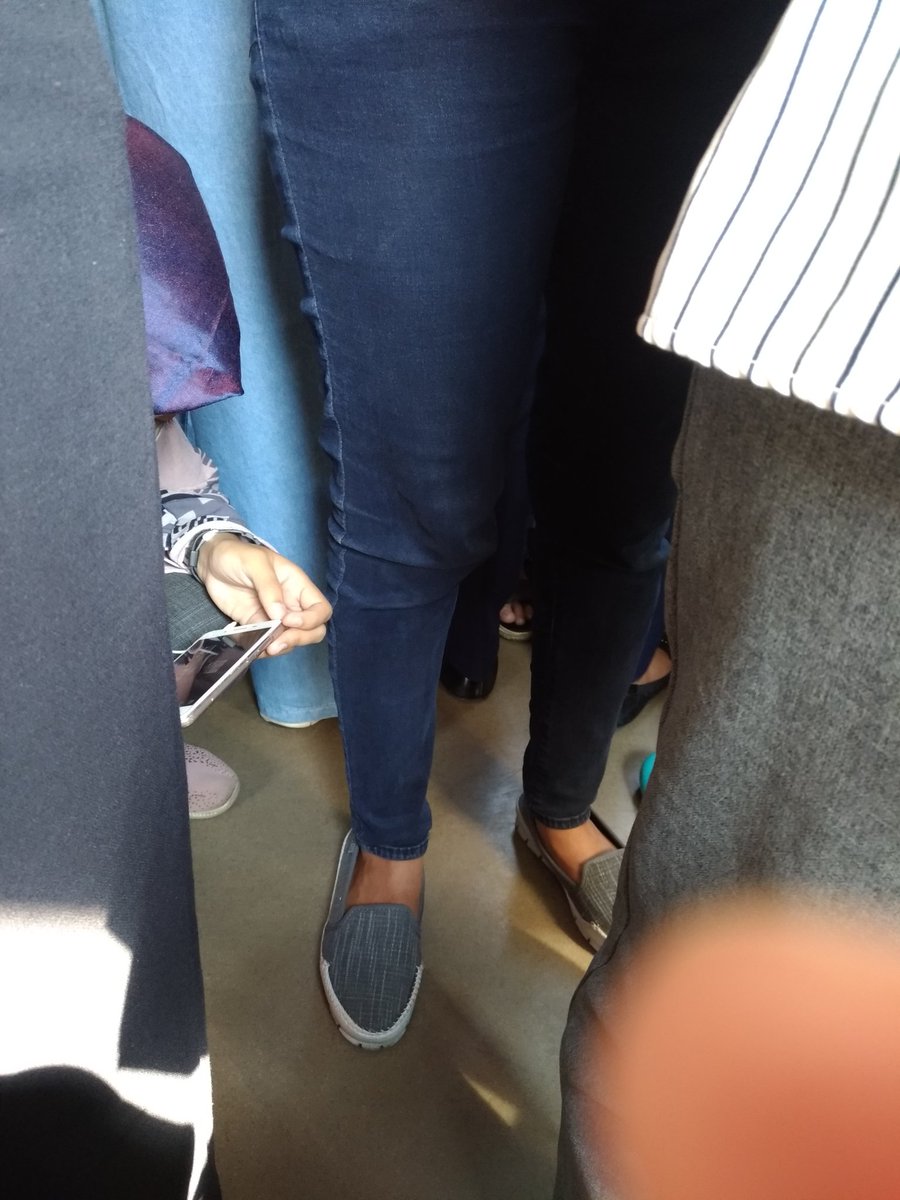 ada penampakan diantara kaki-kaki penumpang KRL DP-AK pagi ini.. <a href="/CurhatKRL/">! Omen</a>