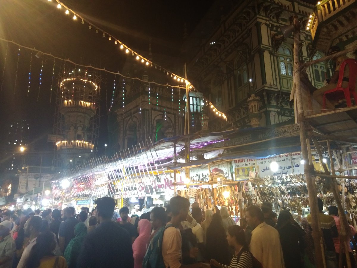 KapilKaustubhS's tweet photo. For the first time, I visited the vibrant #MuhammadAliRoad and the magnificent #MahimDurgah. The #sweets out there are of next level. Loved the warmth and the divine feel at the Mahim Durgah. #Ramadan #Ramzan https://t.co/0JQOeTEikM