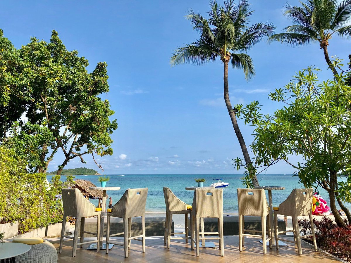amayakohsamui's tweet photo. There's never a bad day when you spend your day at #Amaya Bar! Tag someone you want to be here with. 🌴🌞✨ https://t.co/8Z8BpSW1Y9