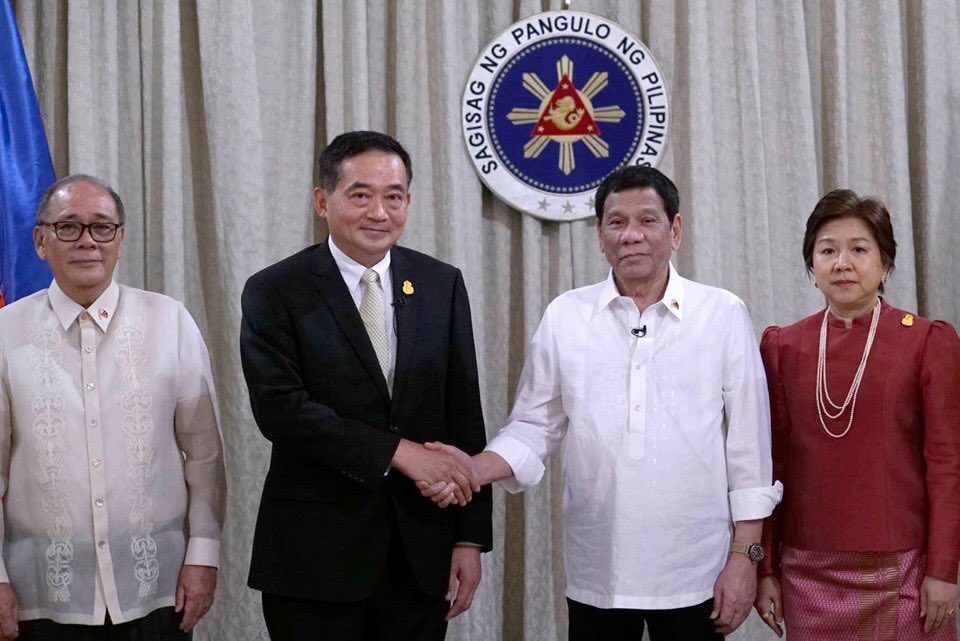 PHNews01's tweet photo. President Rodrigo Roa #Duterte receives the letter of credentials of His Excellency Vasin Ruangprateepsaeng, Ambassador-Designate of the Kingdom of Thailand to the #Philippines, during the presentation of credentials ceremony at the Reception Hall in Malacañan Palace.

@RRD_Davao https://t.co/LXyqRvv8aw