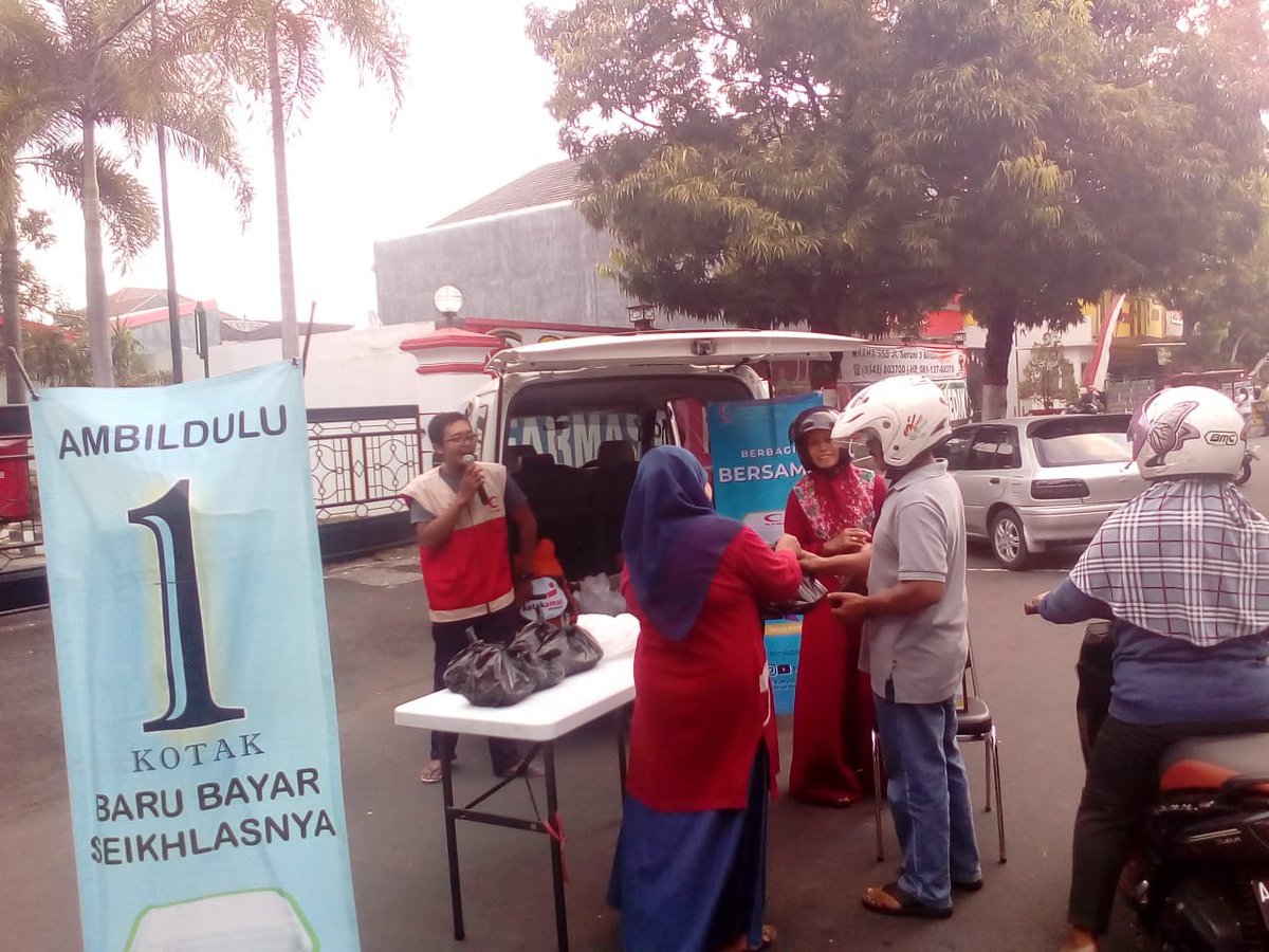 bsmi_kotablitar's tweet photo. Pemberian makanan berbuka dan takjil gratis kepada pengguna jalan, lansia dan pengemudi becak di wilayah aloon aloon kota Blitar, Kamis, 23 Mei 2019
#bsmicareforlife
#selamatkansatujiwasambungseribuasa
#ramadhan
#ramadhanberbagi https://t.co/Ud6TJrZLoH