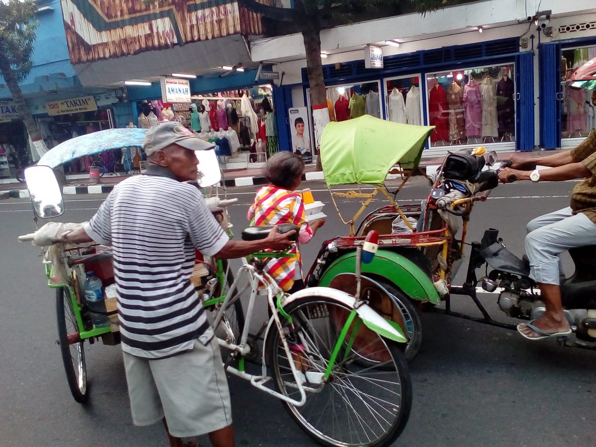 bsmi_kotablitar's tweet photo. Pemberian makanan berbuka dan takjil gratis kepada pengguna jalan, lansia dan pengemudi becak di wilayah aloon aloon kota Blitar, Kamis, 23 Mei 2019
#bsmicareforlife
#selamatkansatujiwasambungseribuasa
#ramadhan
#ramadhanberbagi https://t.co/Ud6TJrZLoH