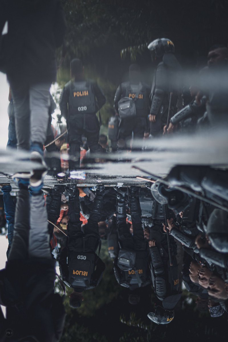 piokharisma's tweet photo. Berjaga-jaga. Tripod jurnalis pun dijagain. #BeforeRiot22Mei https://t.co/7D2IHTVCJM