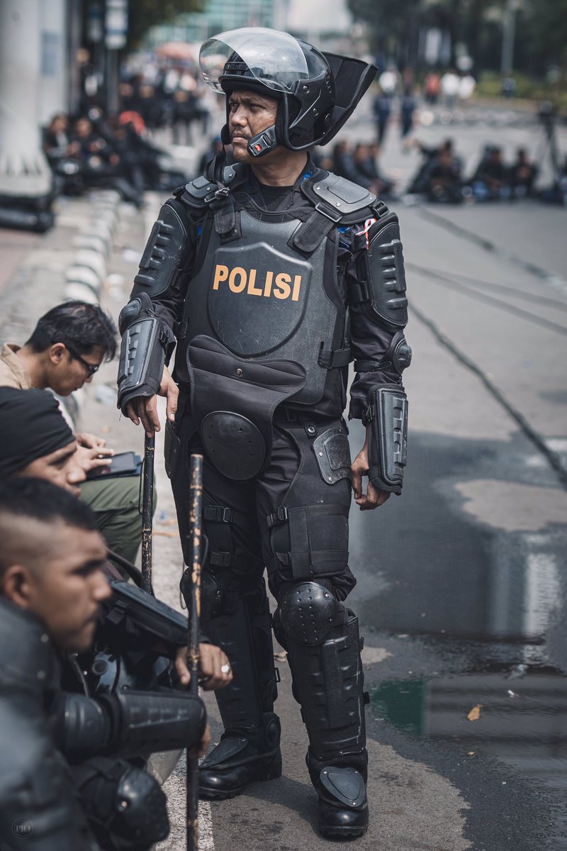 piokharisma's tweet photo. Berjaga-jaga. Tripod jurnalis pun dijagain. #BeforeRiot22Mei https://t.co/7D2IHTVCJM