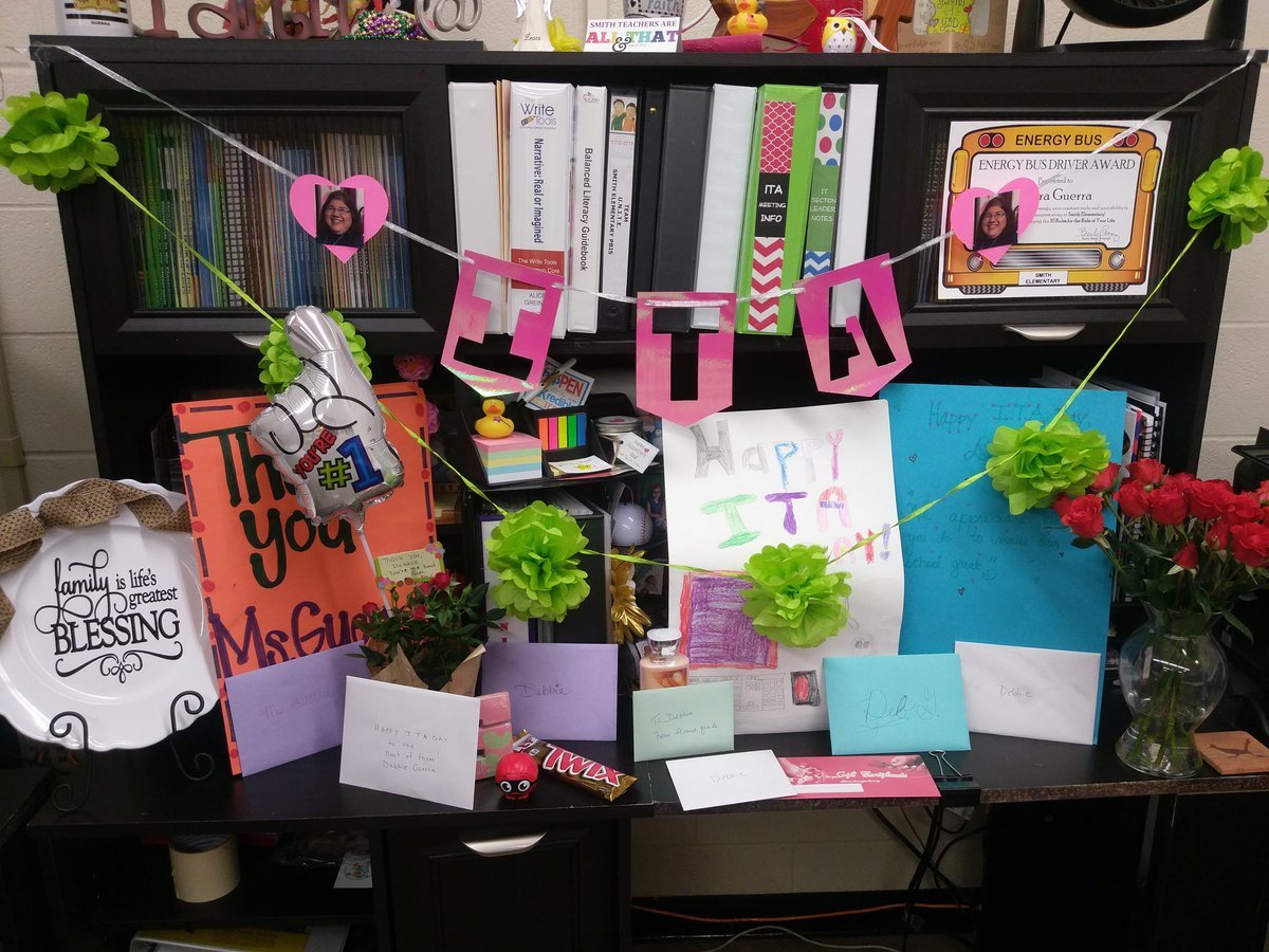 dguerra62's tweet photo. My Smith Family is amazing! Even with so much going on these last few days of the school year, they made time to let me know how much I am appreciated!  Best staff ever! They made sure I felt the love and I am so very grateful and blessed!! Love my Smith Family! @WeldonSmithRR https://t.co/pYvnkCN5Iz