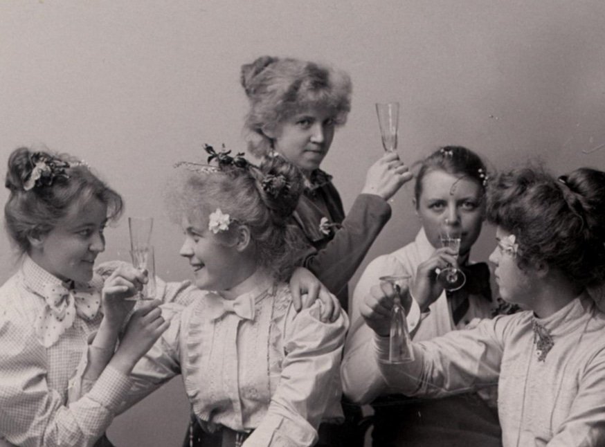 kvinnohistoria's tweet photo. 24 maj 1919 togs det första beslutet i Sveriges riksdag att införa rösträtt för kvinnor i val till riksdagens andra kammare. Andra beslutet efter ytterligare ett val, togs 1921 och grundlagen ändrades därmed. Första valet där kvinnor deltog var i september 1921. https://t.co/qRy416j5re