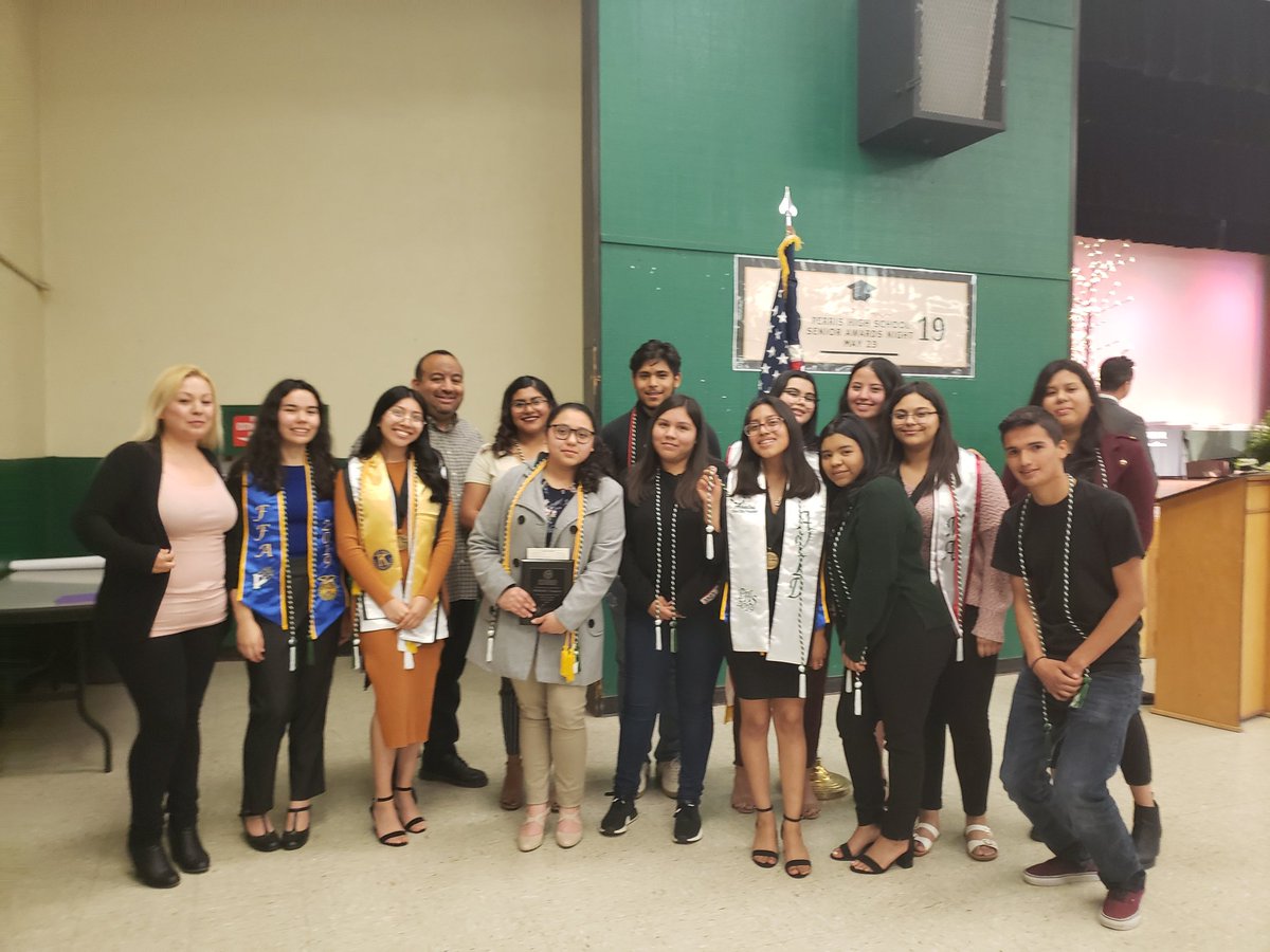 ngosuna's tweet photo. So proud to be part of @PerrisHigh Panther family! Perris High Link Crew was recognized tonight💚 #pantherpride #pantherfamily #thatstheperrisway @Perris_ASB  #phslinkcrew @BoomerangPrjct #seniors https://t.co/NYtittUmwK
