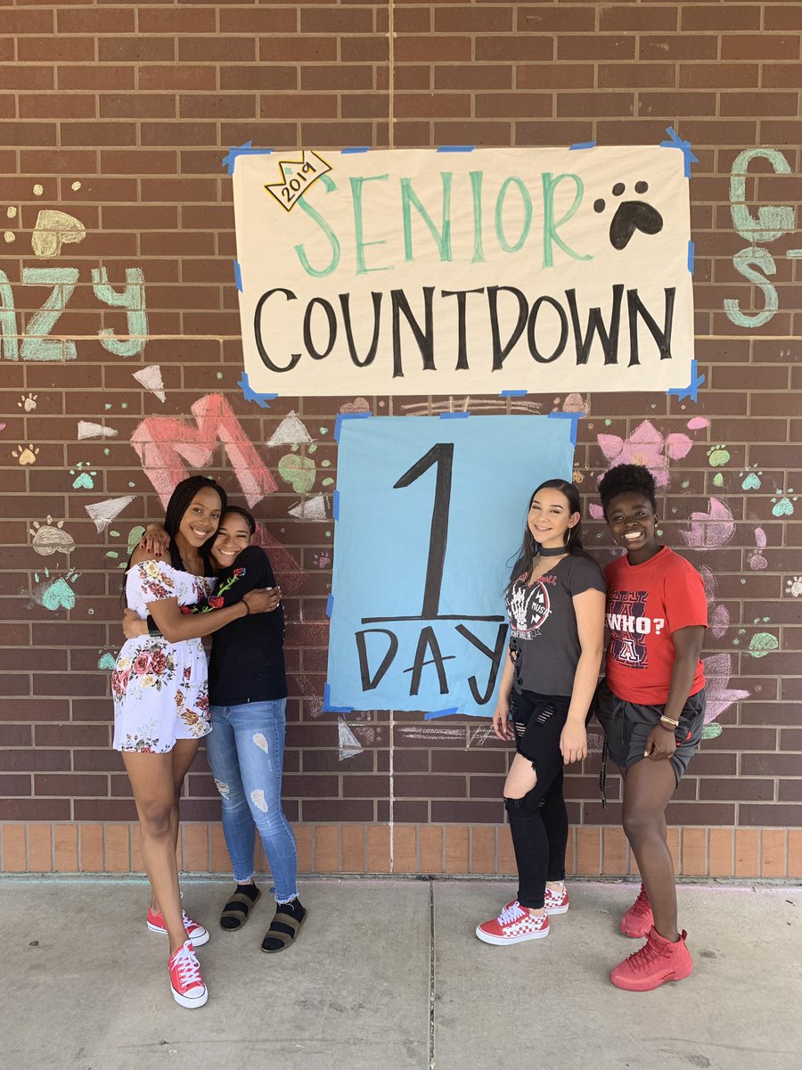 kylaaa_w's tweet photo. Wowoowow today was the seniors last day of high school and I don’t know how to feel. This year went be so fast and I can’t believe that In 5 days it will be summer and imma be a senior.....🤯 https://t.co/a5rHwZx02K