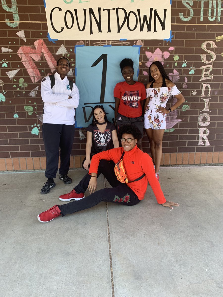 kylaaa_w's tweet photo. Wowoowow today was the seniors last day of high school and I don’t know how to feel. This year went be so fast and I can’t believe that In 5 days it will be summer and imma be a senior.....🤯 https://t.co/a5rHwZx02K