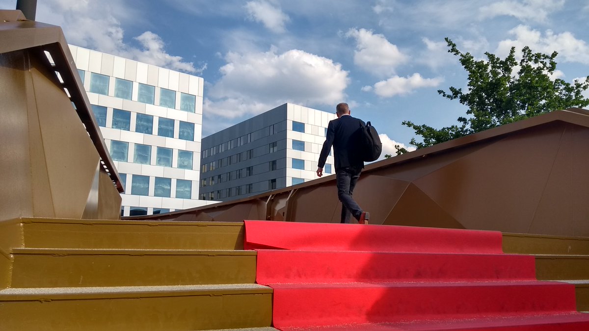 Stad_Antwerpen's tweet photo. Handig, de #voetgangersbrug tussen stationsplein #Berchem en bedrijvencomplex Post X. Op deze wandelbrug steek je rustig de #Binnensingel over, oa naar @syntraab en @LidlBelgium. 🚶‍♀️@SlimnaarA https://t.co/YcKUe53QqY