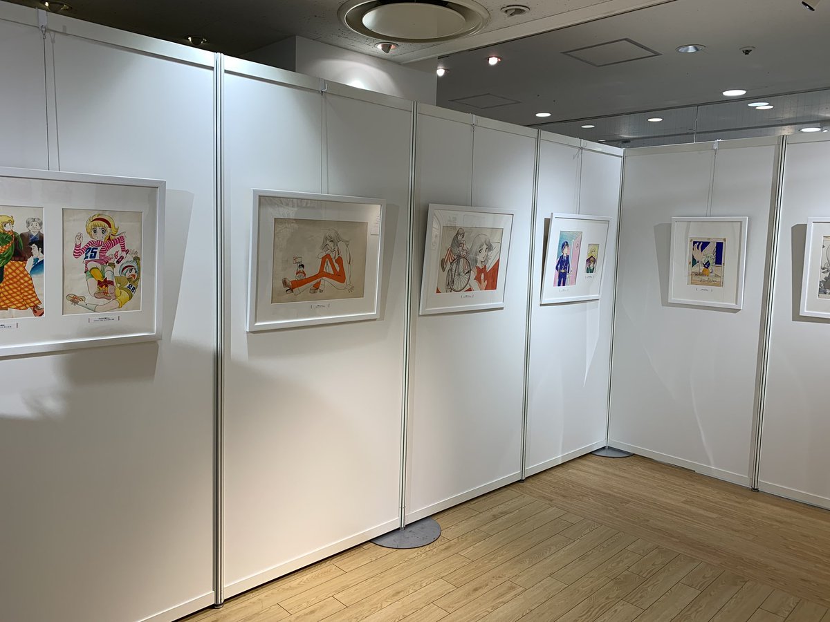 (佐伯)昨日、「画業50周年記念 弓月光原画展」の内覧会に行ってきました。懐かしい作品がいっぱい。「りぼん」の仲間も編集さんも集合!一気に同窓会になってしまいました(^^)
実は、原画展で本を買うと弓月さんのサインはもちろん、これまで書いてきたネームを1枚ずつ貰えるんだそうですよ❣️ 