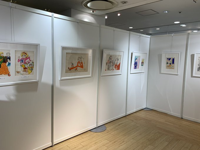 (佐伯)昨日、「画業50周年記念 弓月光原画展」の内覧会に行ってきました。懐かしい作品がいっぱい。「りぼん」の仲間も編集さんも集合!一気に同窓会になってしまいました(^^)
実は、原画展で本を買うと弓月さんのサインはもちろん、これまで書いてきたネームを1枚ずつ貰えるんだそうですよ❣️ 