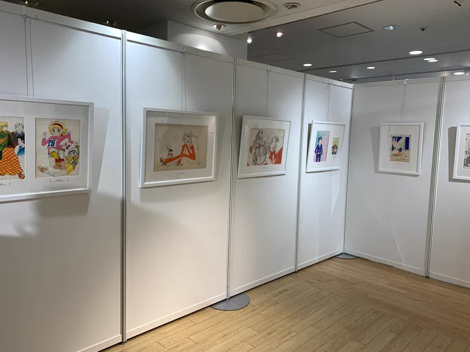 (佐伯)昨日、「画業50周年記念 弓月光原画展」の内覧会に行ってきました。懐かしい作品がいっぱい。「りぼん」の仲間も編集さんも集合!一気に同窓会になってしまいました(^^)
実は、原画展で本を買うと弓月さんのサインはもちろん、これまで書いてきたネームを1枚ずつ貰えるんだそうですよ❣️ 