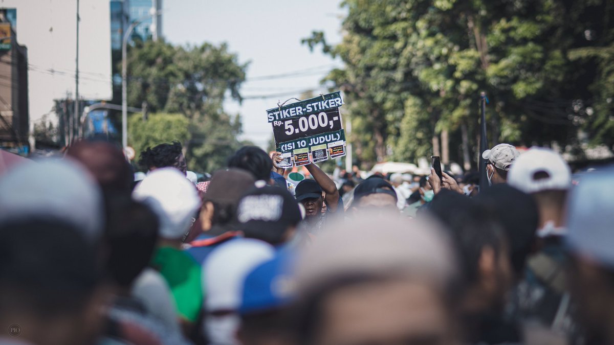piokharisma's tweet photo. Apapun dagangannya, massa dalam jumlah besar adalah peluang bagus. Termasuk jual stiker di tengah aksi massa. #BeforeRiot22Mei https://t.co/E9WlwMxKQp