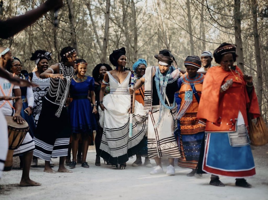 hlomi_jack's tweet photo. There’s fairytales,then there’s this. A Xhosa wedding, magical in every sense. The Xhosa regalia! The entourage of friends &amp; family! The scenery! Ndibala yonk’into! The essence of their union is palpable &amp; is captured beautifully.I can only but dream of something close to this. https://t.co/9maSlPmymi