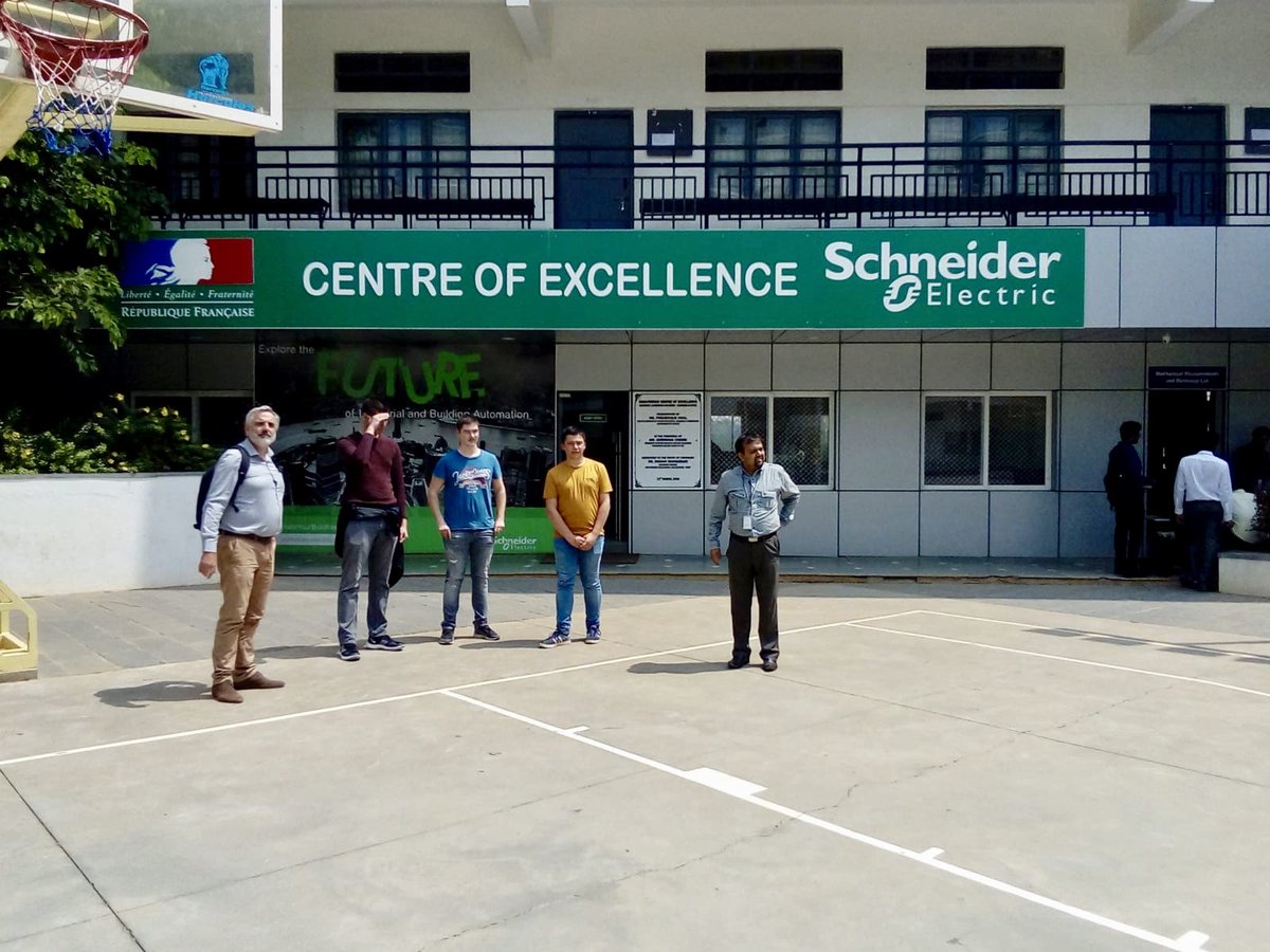 CmqEINE's tweet photo. 🛬ils sont arrivés au #NHCE en #India pendant la nuit, visite du @ifceeae et installation dans la chambre universitaire .... l’aventure commence pour Julien, Fazil et Virgile #VoiePro https://t.co/uDu3OjnoIo
