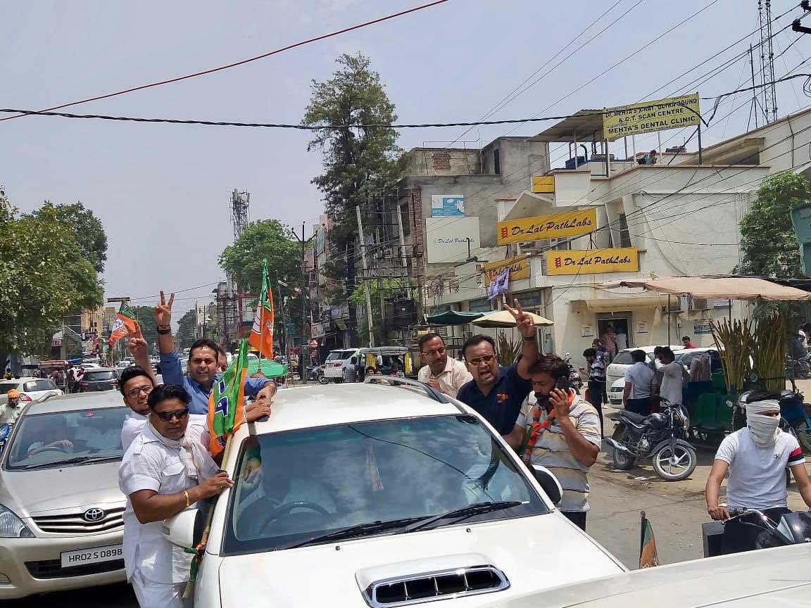 bjp4yamunanaga1's tweet photo. अम्बाला लोकसभा सीट से भाजपा उम्मीदवार रत्न लाल कटारिया के विजयी होने पर यमुनानगर विधायक श्री घनश्या��� अरोरा जी ने यमुनानगर शहर में विशाल रोड शो निकाला
#HarDilMeiModi
#जीत #अम्बाला #लोकसभा #Kataria4Ambala #ModiHiModi #नमोनमो https://t.co/ObG0WGgODq