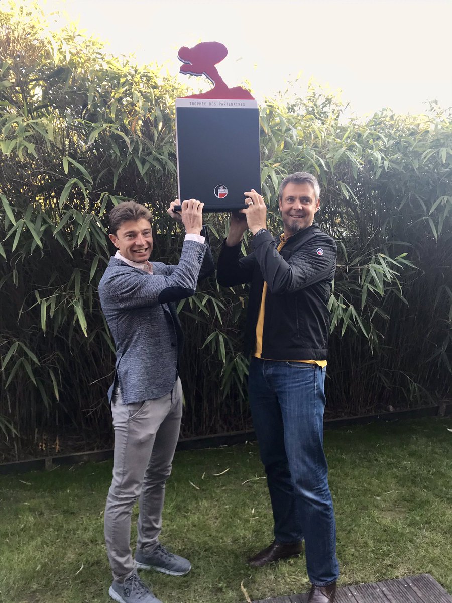 Magnifique Trophée @_Fusalp présenté par <a href="/jeansulpice/">Jean Sulpice</a> et <a href="/deneriaz_ski/">Antoine Dénériaz</a>. Merci à l’ensemble de nos partenaires. <a href="/BanquePopAura/">Banque Populaire Auvergne Rhône Alpes</a> <a href="/Snowleader/">Snowleader</a> <a href="/AlpesControles/">Alpes Contrôles</a> <a href="/TAKAMAKA_Annecy/">Takamaka  Annecy</a> <a href="/VilleAnnecy/">Ville d'Annecy</a>