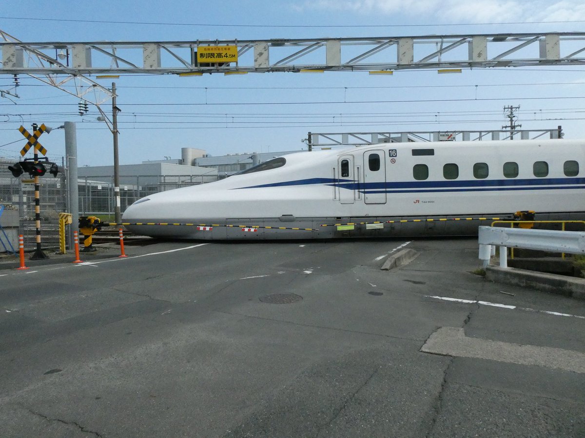 シャオリーノ Auf Twitter ひとりごと アメトーーク に浜松工場の踏切 １週間に２ ３回は踏切を新幹線が通ります N700s も ドクターイエロー も 極たまに通ります ちなみに 今話していた 秋田新幹線のステップ は５km Hを切ると作動するようになっています