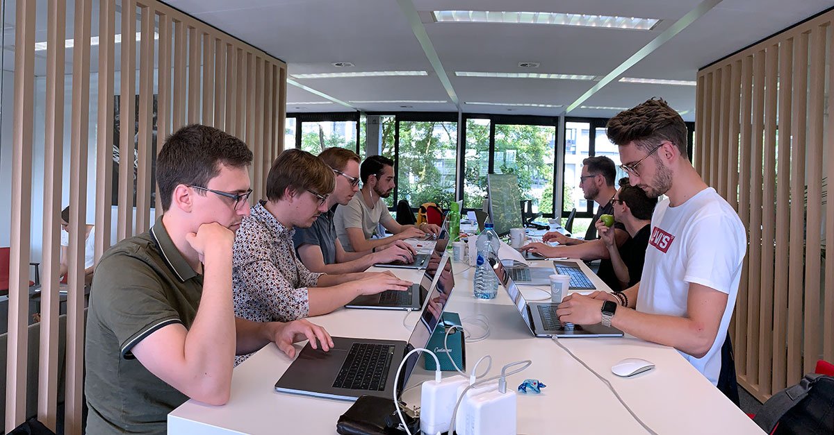 Vandaag doen we een #hackathon tijdens onze Cozmosdag! Al onze #developer #consultants werken #inhouse vandaag en straks sluiten we nog af met een drankje (of twee 😉)
#teamday #working #funatwork #hack #hacking #coworking #Friyay #Flutter #apps #appdevelopment