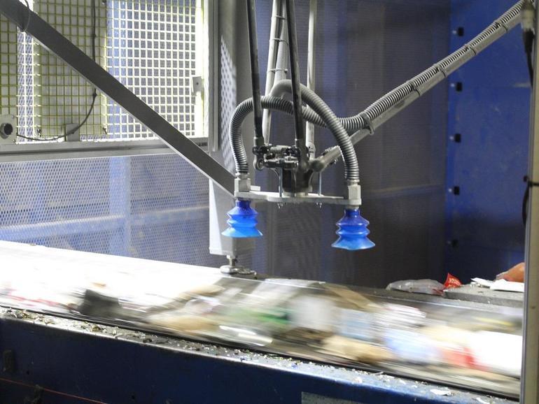 RobotShop's tweet image. Recycling is broken. Can these robots help? rb1.shop/30kY8X1 @ZDNet #MIT #ZenRobotics #AI #RecyclingRobots