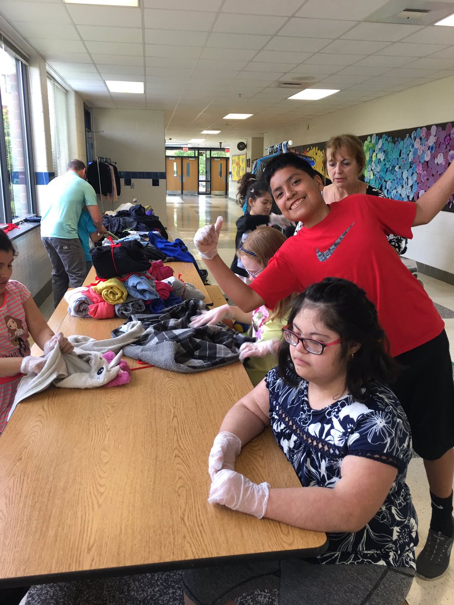 mojo_jojowe's tweet photo. It’s a wrap!! Students “folded-rolled-tied-and bagged” unclaimed Lost &amp; Found items for the year.  Our service to school community  #PBL #TolbertCares #Tolbert_ES #RaidersoftheLost&amp;Found https://t.co/aqLKtTKIj1