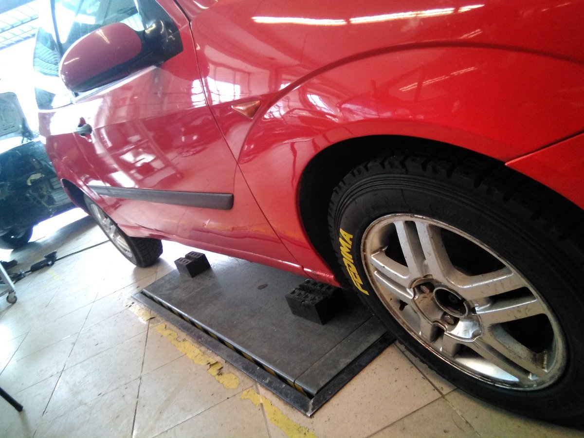 Automozioa_db's tweet photo. Otro mas para la copa??? Cuantos van!! No para de crecer @CopaRACVN @RACVascoNavarro preparandolo con los alumnos de carroceria de @Automozioa_db @Fenauto @astrollcages #astrollcages preparando coches de competicion, #arneses, #escape, #ruedas, #extincion. https://t.co/BFMuvSvooE